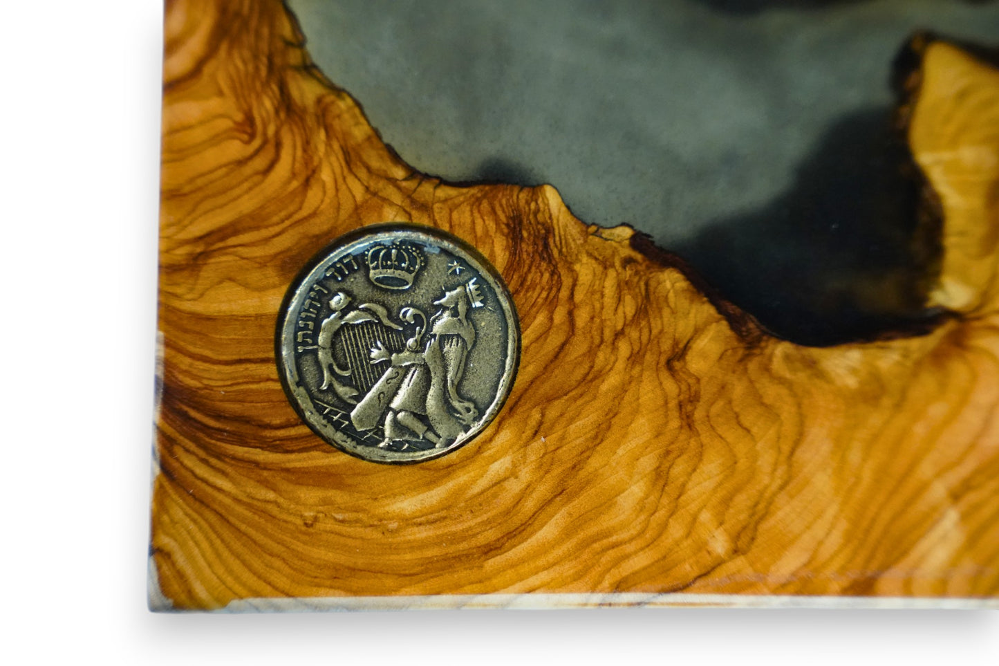 “Olive Glory” Dining Table – 1000-Year-Old Olive Wood & Black-Crystal Epoxy